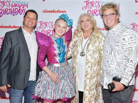 All About JoJo Siwa's Mom Jessalynn and Dad Tom .